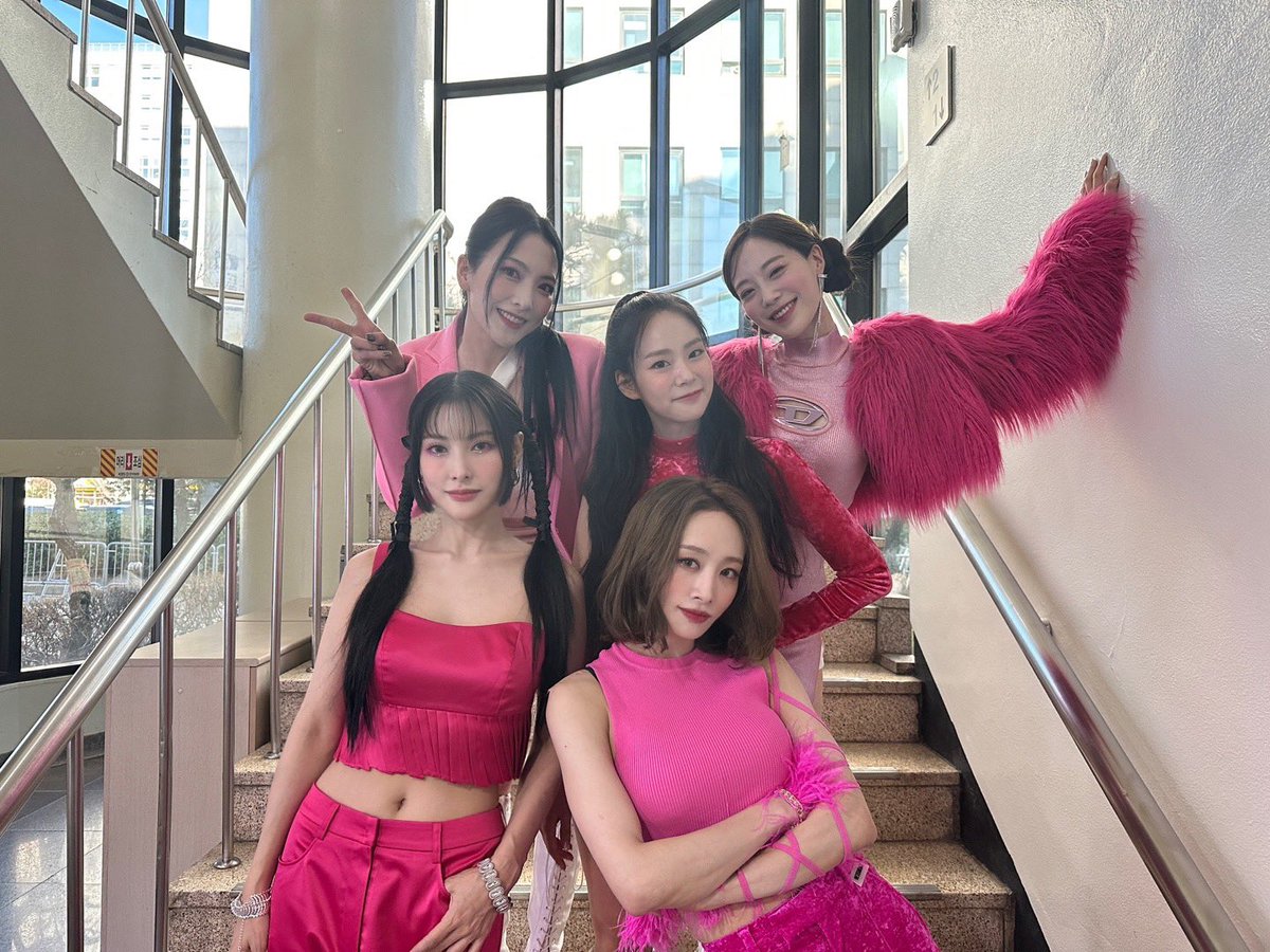KARAOFFICIAL329's tweet photo. [#카라]

💗핑크빛💗 가득했던 뮤직뱅크✨
오늘 무대도 즐거우셨나요? 
우리 카밀리아 여러분, 큰 응원으로 
함께해 주셔서 감사합니다💕

#KARA #WHEN_I_MOVE https://t.co/pWsJDfQwM6