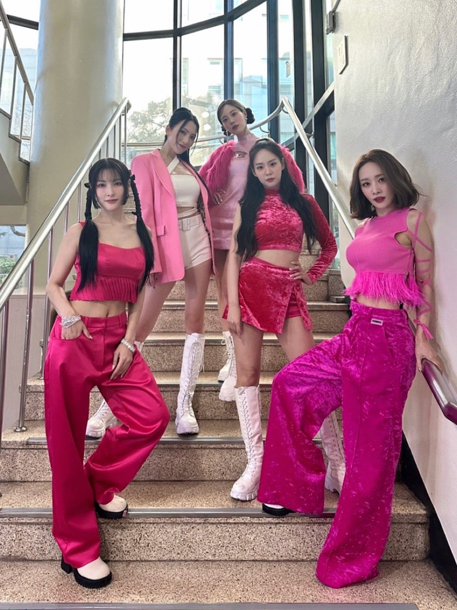 KARAOFFICIAL329's tweet photo. [#카라]

💗핑크빛💗 가득했던 뮤직뱅크✨
오늘 무대도 즐거우셨나요? 
우리 카밀리아 여러분, 큰 응원으로 
함께해 주셔서 감사합니다💕

#KARA #WHEN_I_MOVE https://t.co/pWsJDfQwM6