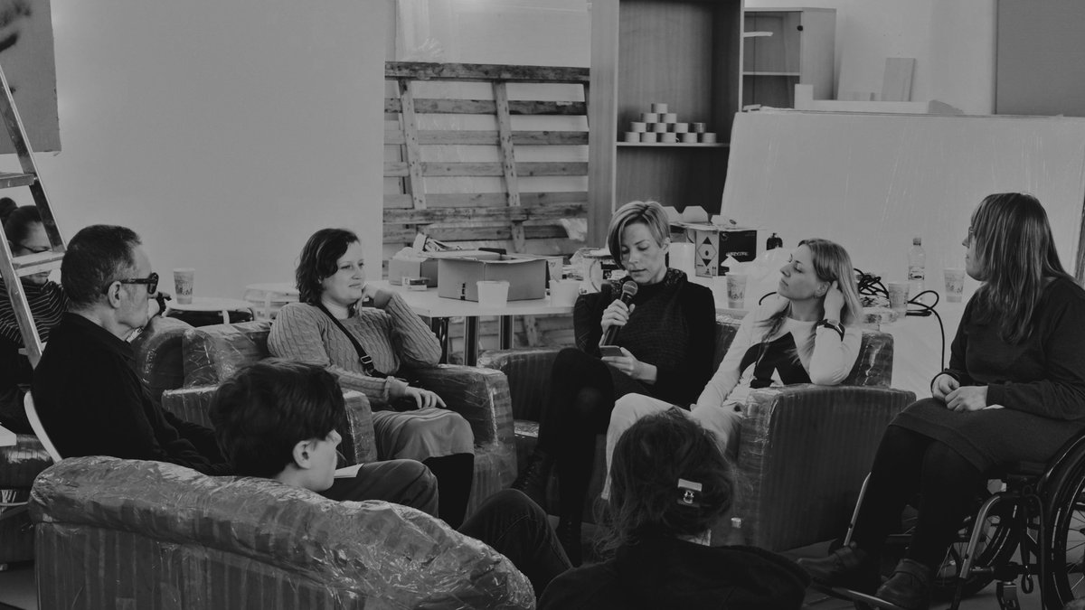 9.12. M/Darbnīcā tiks lasīti darbi, kas tapuši Ingas Žoludes vadītajā meistardarbnīcā "Manas grāmatas stāsts". Par savu pieredzi šaubu, kauna, neauglības, vardarbības, cietuma restu un pat nāves priekšā.. Tomēr šie ir cerības un iedvesmas stāsti. 

Vairāk: prozaslasijumi.lv/programma2022