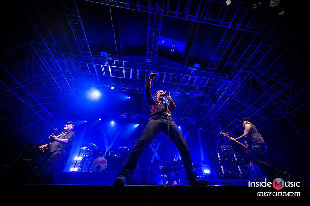 Litfiba's tweet photo. I concerti dell’Ultimo Girone sono sempre tanto rock e tanta roba!
E noi ci prepariamo perché tra una settimana esatta si va ad infuocare i palchi d’oltralpe! 🤟🏽🔥
Pronti per il ritorno della festa più rock in circolazione? Lo spettacolo… deve ancora cominciare! 🧨 https://t.co/LIW0rydmCc