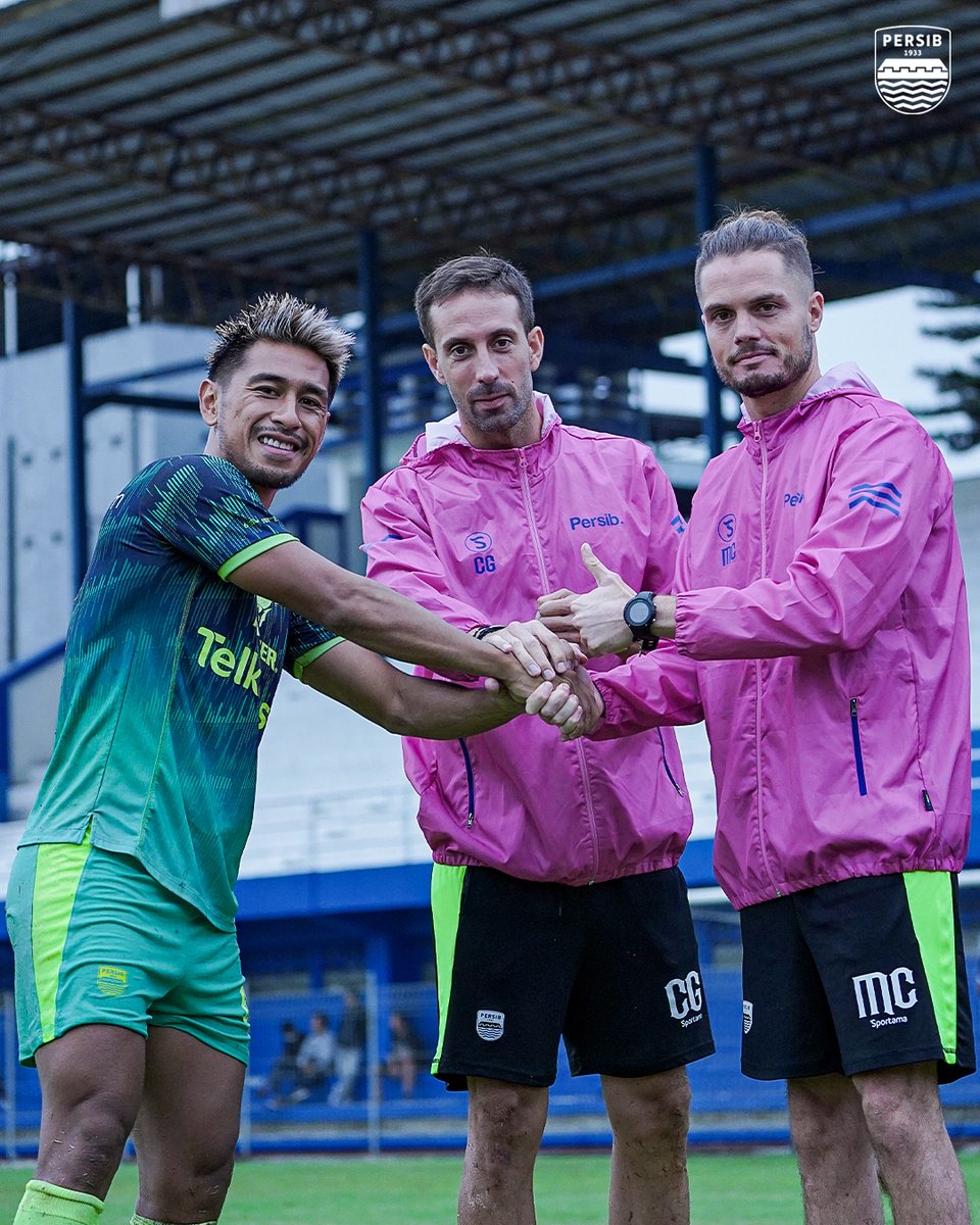 Meskipun 🇪🇸 dikalahin 🇯🇵 mereka tetap harmonis dan selalu bersemangat untuk PERSIB! 💙

#PERSIB