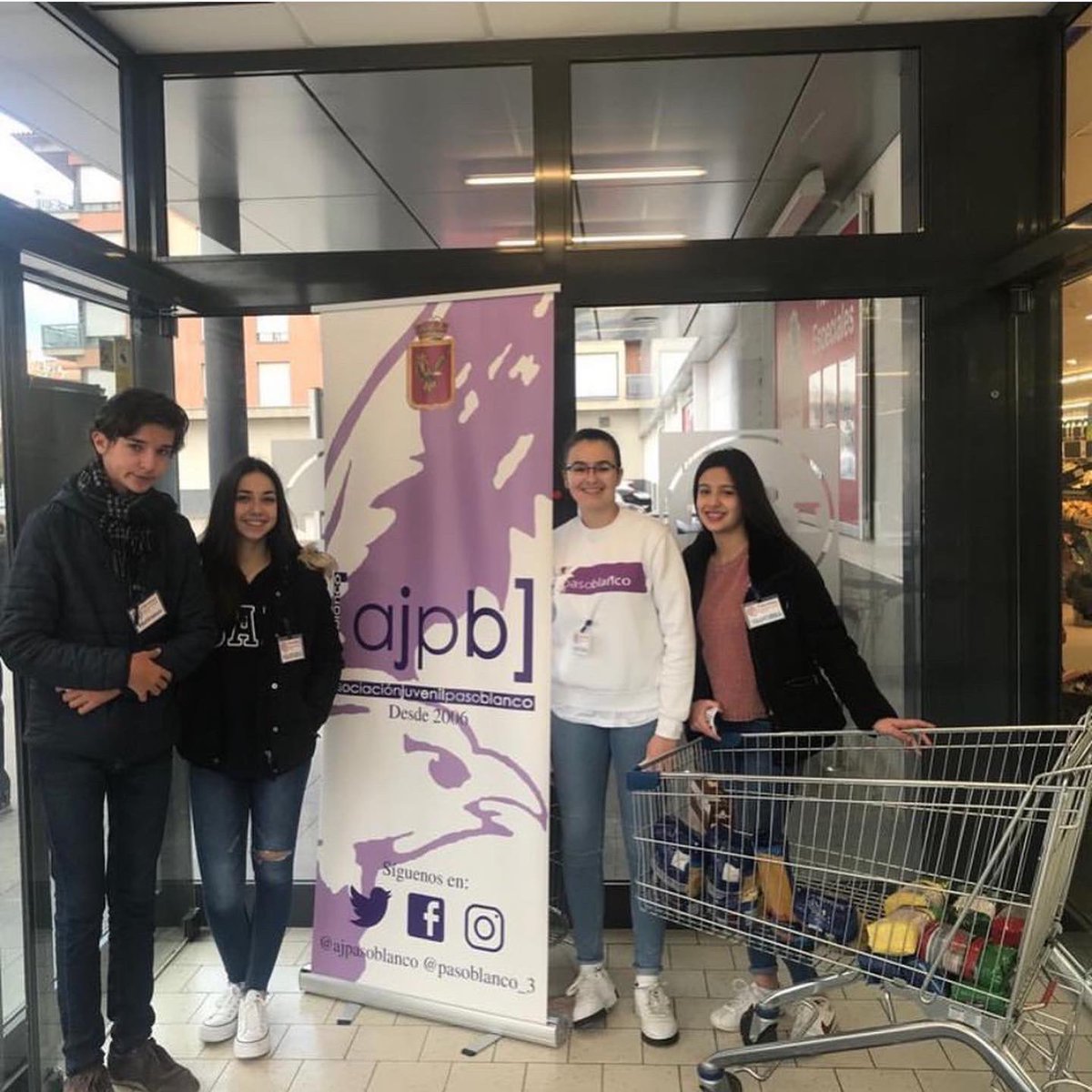 Como ya es tradicional en AJPB este sábado 3 participamos en la típica recogida navideña de alimentos🧃, en colaboración con Cáritas❤️

Necesitamos toda ayuda posible, para hacer estos días más felices a los que más necesitan🎄

Os esperamos!!
#somosblancos #somosjovenes 🦅🤍