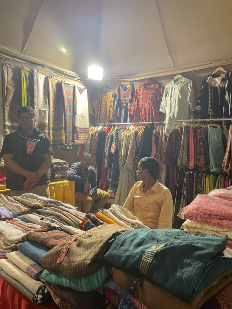 Rekhta's tweet photo. Don’t forget to visit Rekhta Bazaar!
#jashnerekhta https://t.co/XlM6dfpycH