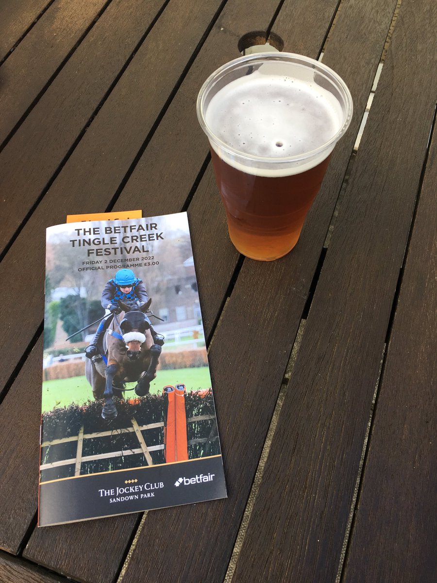 StreathamHaze's tweet photo. Come racing! £7.20 a pint 😬 #Sandown https://t.co/1J72aR2bun