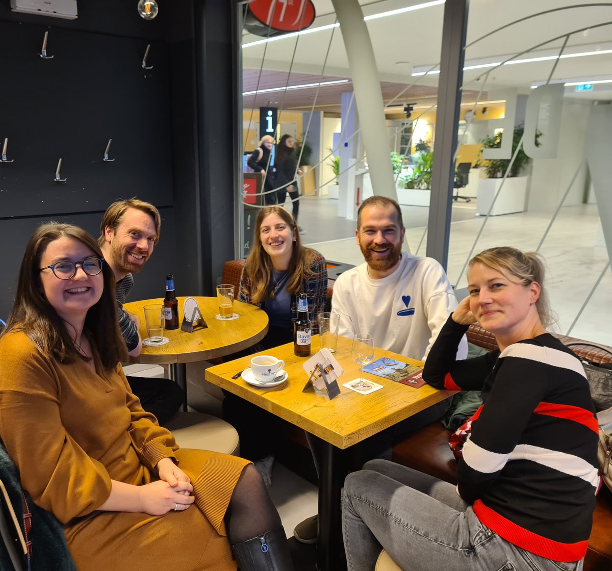 After last weeks interesting talk, the Embodied AI team had drinks together with our speaker! @Mike_Ligthart