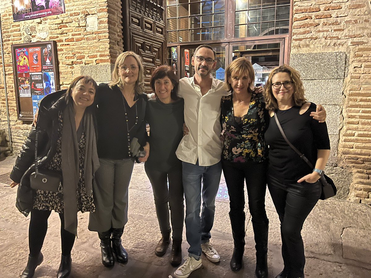 millanjav's tweet photo. Acabo de ver esta foto durante #CONCEPTOS2022. En la vida te cruzas con gente bonita…a veces no…pero siempre se aprende. Gracias por tantas cosas y tiempo compartido en @GVAdsxo y a lo largo de mi vida. Sois increíbles. Orgullo de urgenciólogas!! #EspecialidadUrgenciasYA https://t.co/5bUbTiTqVW