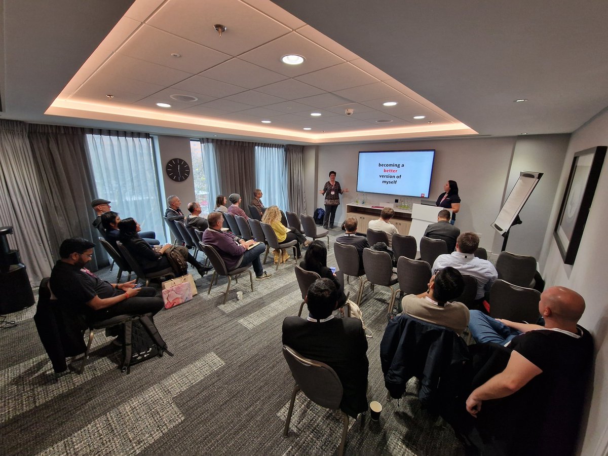 MartinKlierDBA's tweet photo. The @oracleace career roundtable at @UKOUG #breakthrough22 https://t.co/JLxT33nFTw