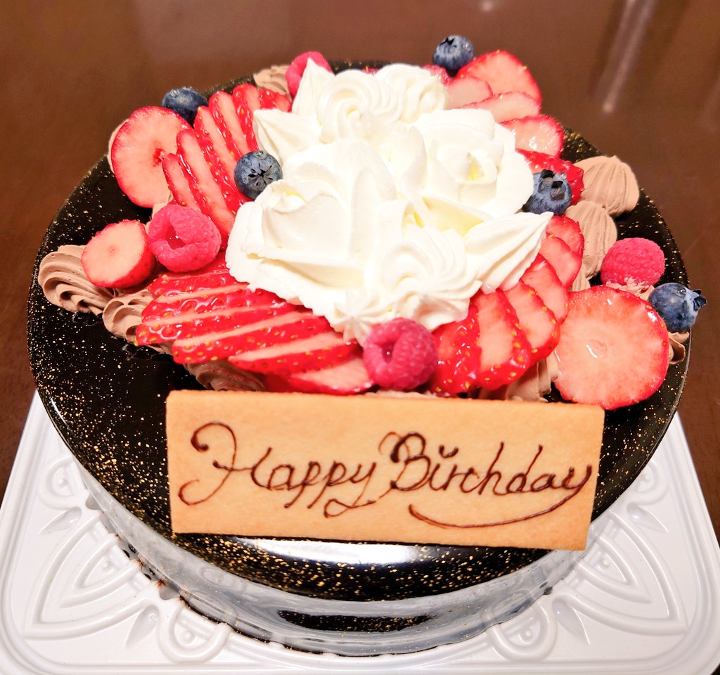 mattya_satuki's tweet photo. 誕生日ケーーーキ!!!!!!!!
＆
誕生日ご飯!!!!!!
薔薇のクリームかわよだった!!🌹

誕生日は欲しいものリスト貼っていいって偉い人が言ってた!!!!!!

https://t.co/75x4koakJa https://t.co/aPcrZ6SR9K