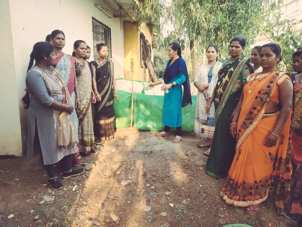 GramSayli's tweet photo. Training under #NREGA_MIS_manager_programmer has been given by #panchayat secretary for self help group members to manufactured a prototype to convert food waste into fertilizer. 
#SBMG #Swachhata #ODFPlus #CleanIndiaGreenIndia @MgnregaGoi @DP_DNH @drapurvasharma @CollectorDnh https://t.co/Pqhb828k0f