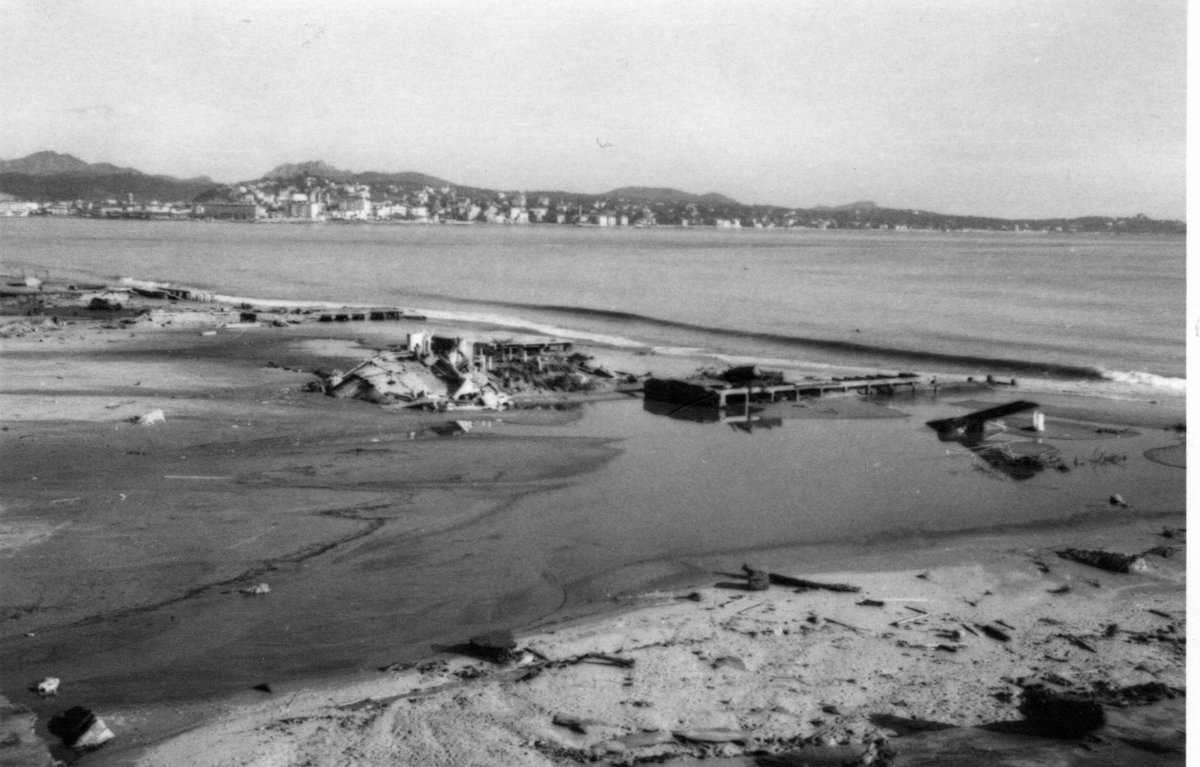 MeteoFrance_SE's tweet photo. Il y a 63 ans la catastrophe du barrage de #Malpasset avait lieu le 2 décembre 1959

📸 La station météorologique de #Fréjus, située sur la base aéronavale
au bord de la plage, avant et après ... toute la plaine avait été ravagée https://t.co/9U0foI7E3d