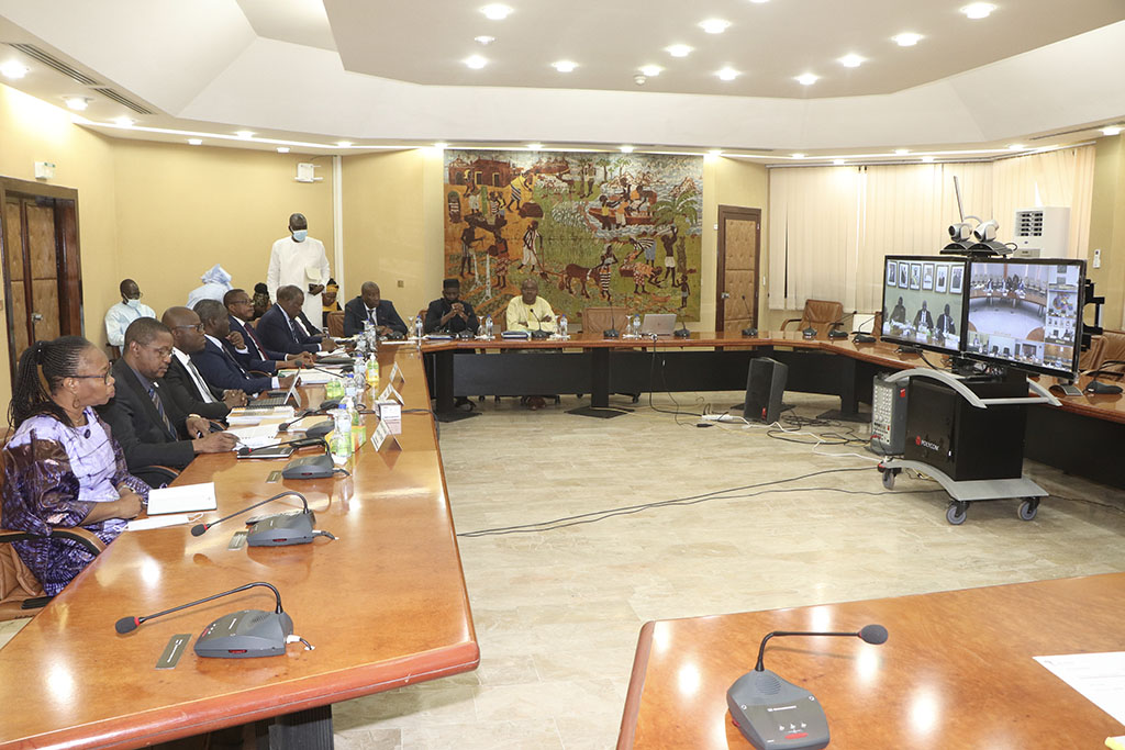 Le Président de la Commission #AbdoulayeDIOP et le Collège des Commissaires prennent part en visio à la session extraordinaire du Conseil des Ministres Statutaire de l’Union ce 2 déc 2022. Cette réunion prépare la 23e session de la CCEG de l’#UEMOA prévue le 5 déc 2022 à Abidjan.