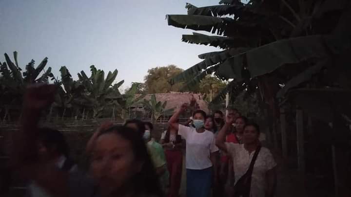 miN13700's tweet photo. The regular anti-dictatorship protest led by the protesters of Shwe Yae Kyi strike in Yinmarbin township was continued on the evening of Dec 2.

#WarCrimesOfJunta
#2022Dec2Coup
#WhatsHappeninglnMyanmar https://t.co/biFJgJ5Y6l