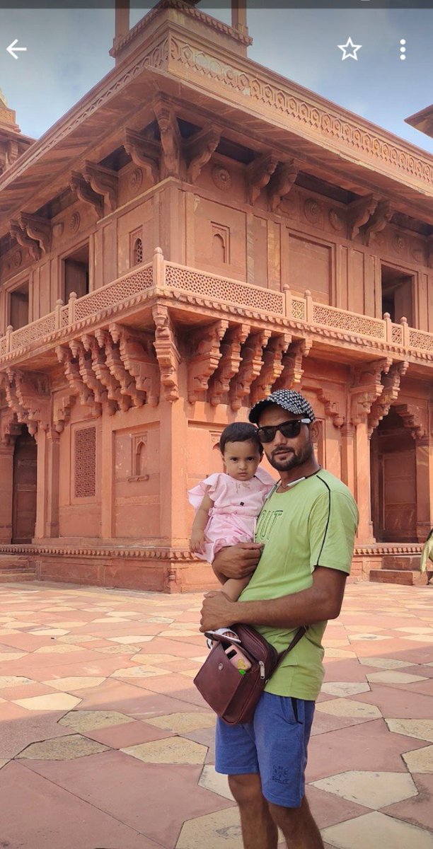 मेरे पास ही था उसके तमाम ज़ख़्मों का मरहम......, 
. 
. 
मगर कहाँ दिखायी देती हैं बड़े शहर में छोटी दुकाने!