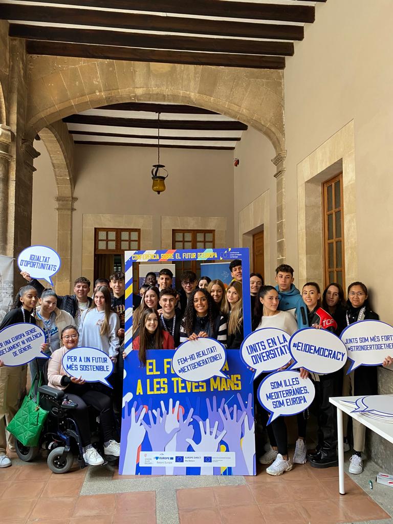 EDIllesBalears's tweet photo. Tot a punt per gaudir un any més de la #FiraEuropa del @ColeMontesion. Des de @EuropeDirectIB s’ha muntat un racó de lectura per parlar de les figures claus per la construcció europea i tot allò que inquieta als joves. #EuropeanYearOfYouth🇪🇺🙋‍♀️🫂 https://t.co/XQI62sqxlT