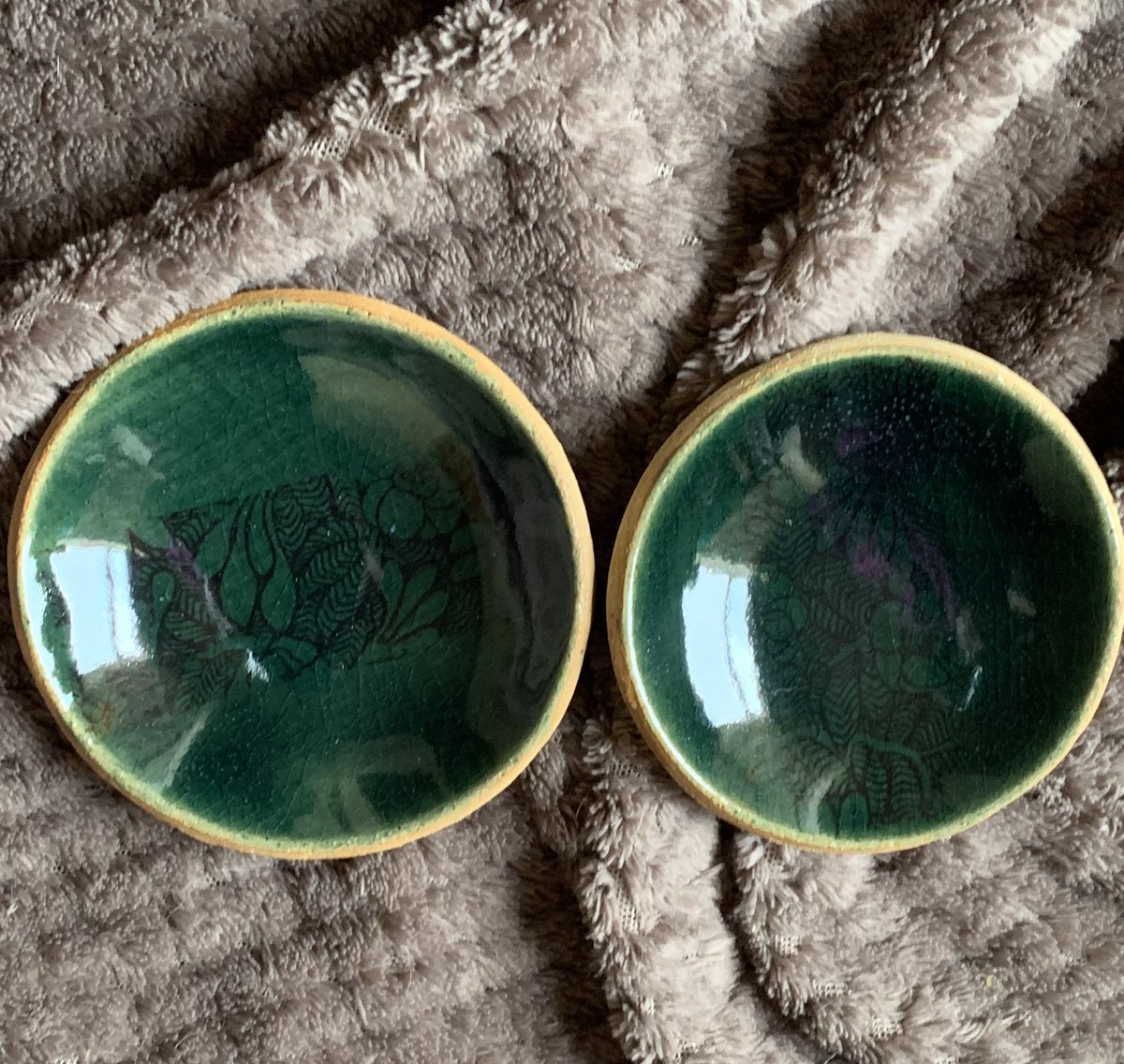 MousePottery's tweet photo. Pair of nesting potbelly dishes - use them for nibbles, as jewellery dishes, or somewhere to put odds and ends on your desk. £23  + Postage and Packaging. https://t.co/F0HL4QisKM