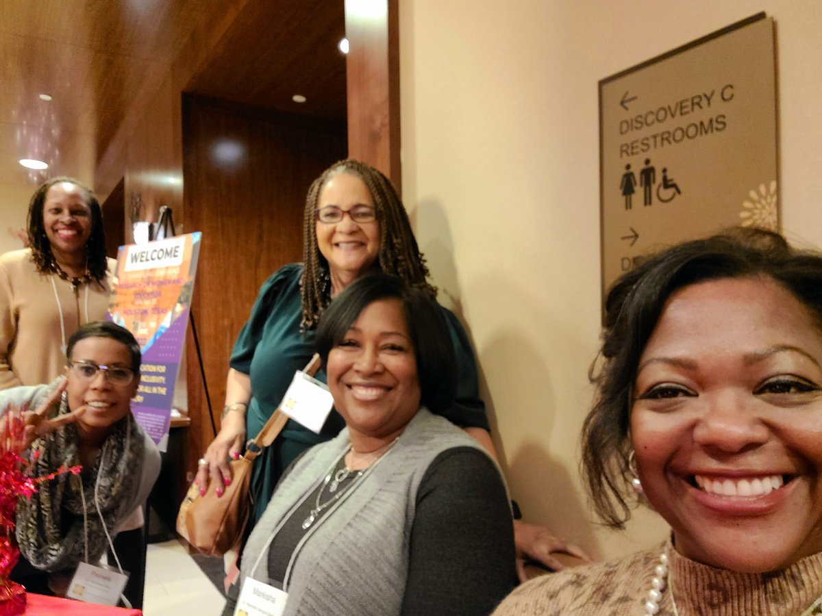 Drkathrynwash7's tweet photo. The perks of service...working the registration table=getting badge and goodies before the fun starts! #RWEHtown22  #membershipchair #WeAreLU #ProfessorChronicles https://t.co/xNETbJlGio