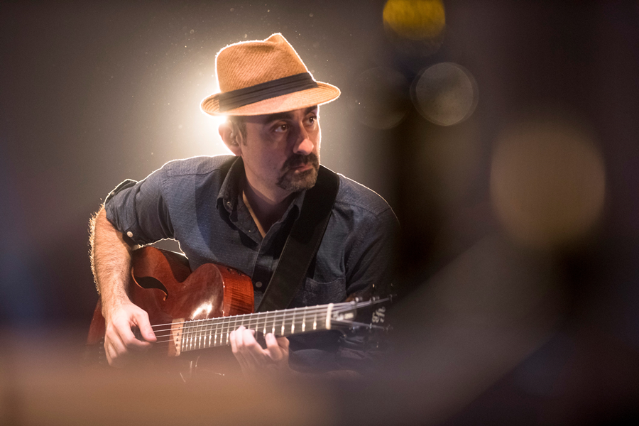 laradiocanaria's tweet photo. 🎵 Nos echamos La Arrancadilla de hoy con @yulballesteros, que nos visita con su último trabajo 'Alma'.

El guitarrista presentará el disco, compuesto por ocho canciones, el 17 de diciembre en la Sala Insular de Teatro de Las Palmas de Gran Canaria.

📡https://t.co/slYSldLuyo https://t.co/m7o0BKVNTf