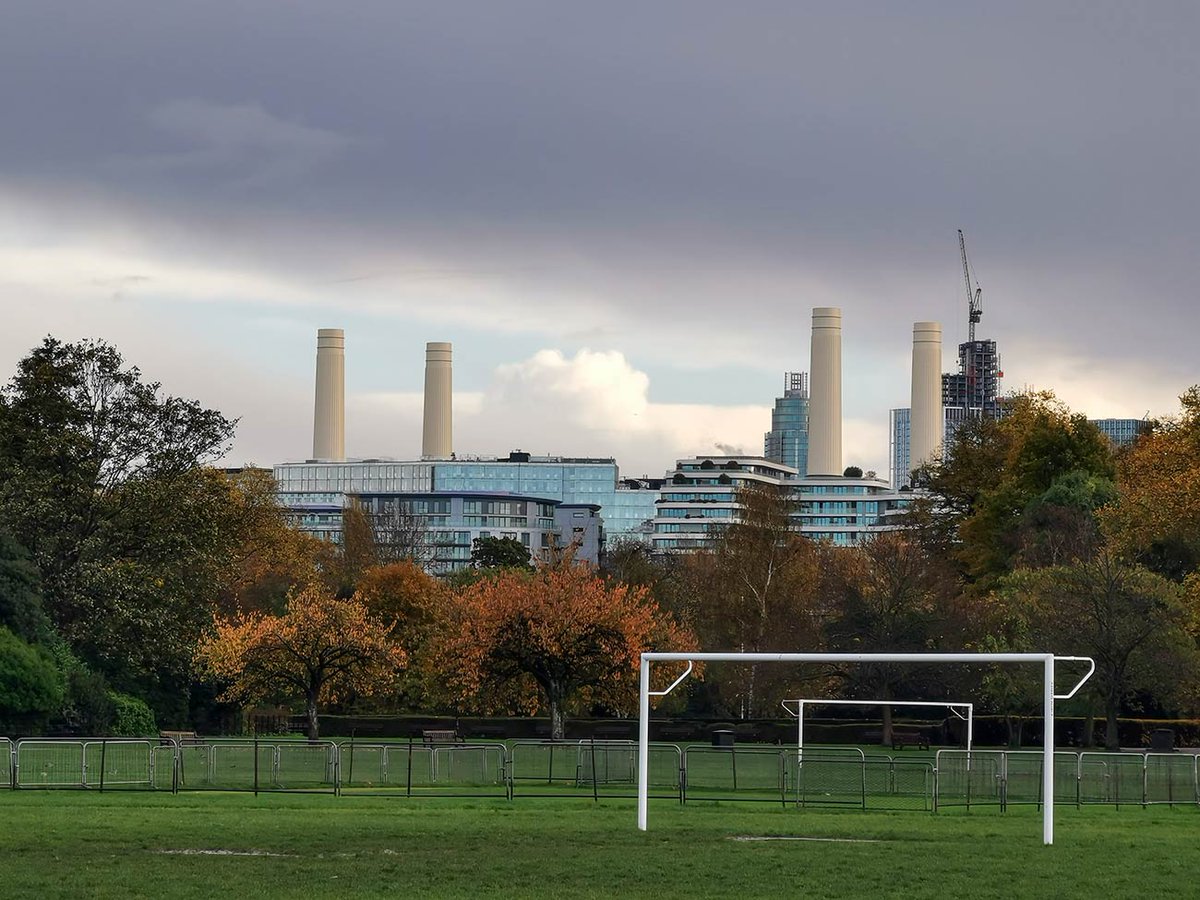 nineelmsorg's tweet photo. What else happens on a Saturday morning… football of course!
#nineelms #london
#batterseapowerstation
#battersea
#nineelmsneighbourhood
#FriendsOfNineElmsParks
#nineelmsnature https://t.co/SZipIZqB4S