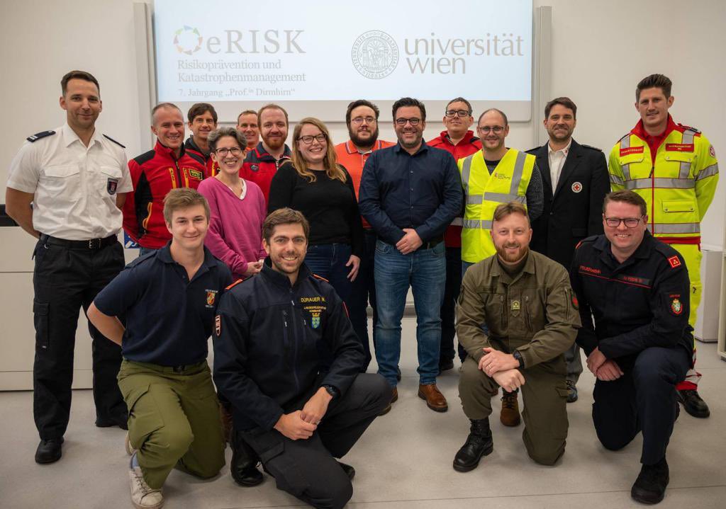 Oldschool Klassenfoto <a href="/univienna/">Universität Wien</a> <a href="/PostgraduateVie/">Postgraduate Center der Universität Wien</a> #risikopräventionundkatastrophenmanagement #bevölkerungsschutz #riskpreventionanddisastermanagement