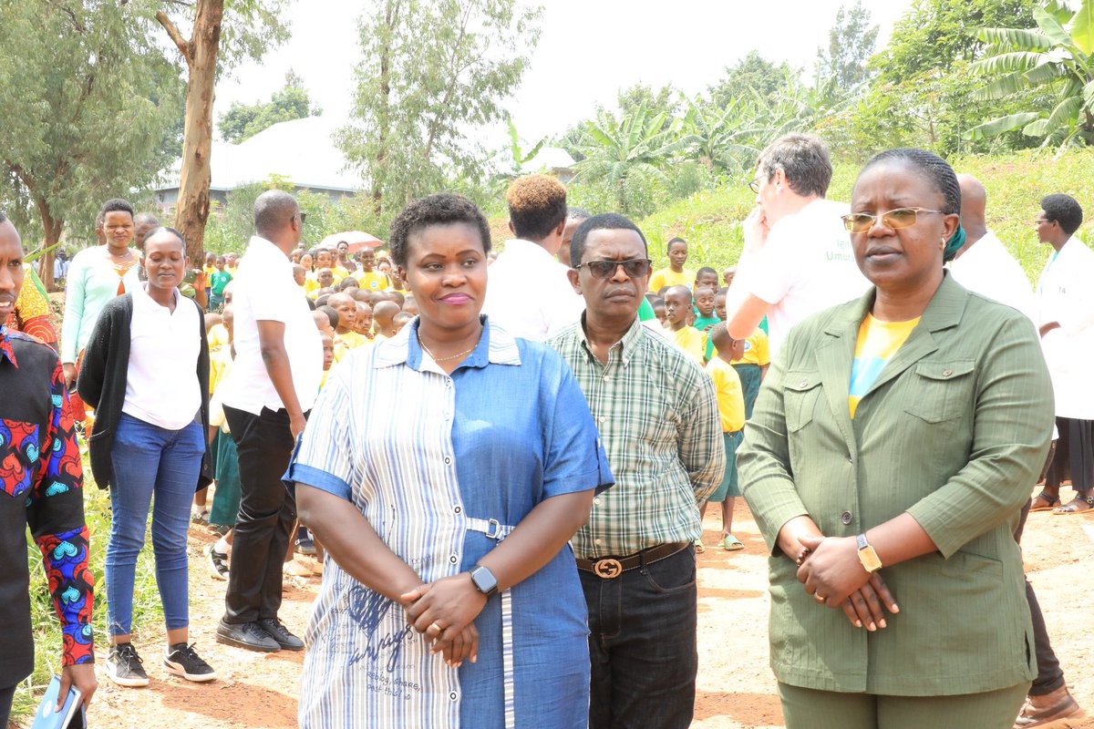 Yesterday, the Minister of @EnvironmentRw, Hon.Dr @MujaJeanne along with @umusoso, the DEA of @KicukiroDistr, delegates from @Uni_Rwanda, &amp; other # stakeholders of @OCOT_CF joined us at Karama P.S for the ongoing #MwanaTeraIgiti Init.

350 native trees have been planted by kids https://t.co/q3EsSIody1 