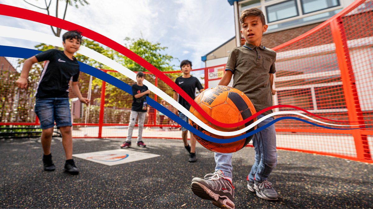 Geen enkel kind langs de zijlijn! We hebben een bijzondere donatie toegekend aan de John de Wolf Sportfoundation waarmee 4 nieuwe courts geplaatst kunnen worden in aandachtswijken waar weinig ruimte is om veilig te spelen. nationaalfondsvoordesport.nl/een-greep-uit-… #sportverbroedert