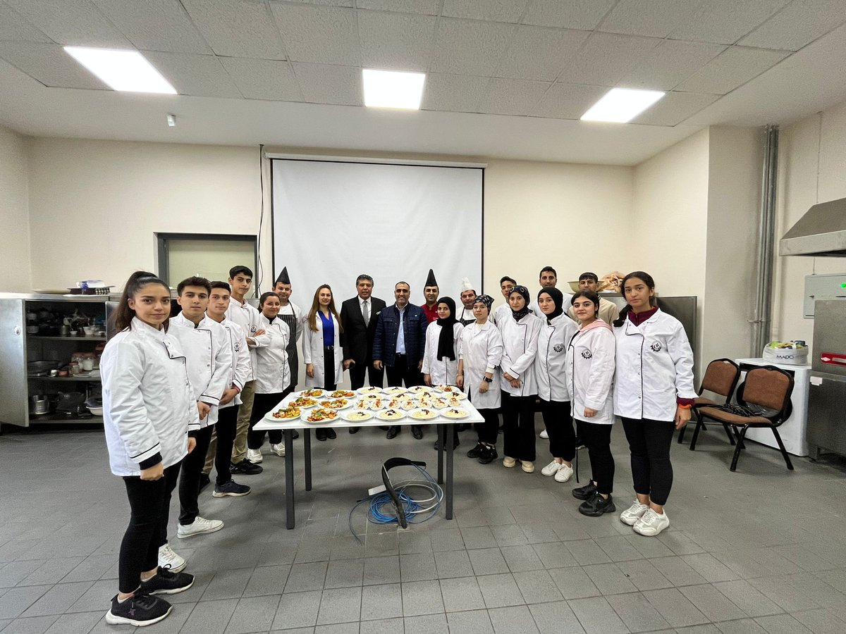 VTopcuogluMTAL's tweet photo. Okulumuzda yapmış oldukları uygulamalı yemek eğitiminden dolayı Grand Otel genel müdürü Salih bey ve ekibine ayrıca aldıkları eğitimi başarılı bir şekilde uygulayan öğretmelerimize  teşekkür ederiz.
@yasintepe @KAFADARIbrahim
@erdalkilinc27 
@vedattopcuoglumtal https://t.co/c3VixhPZ57