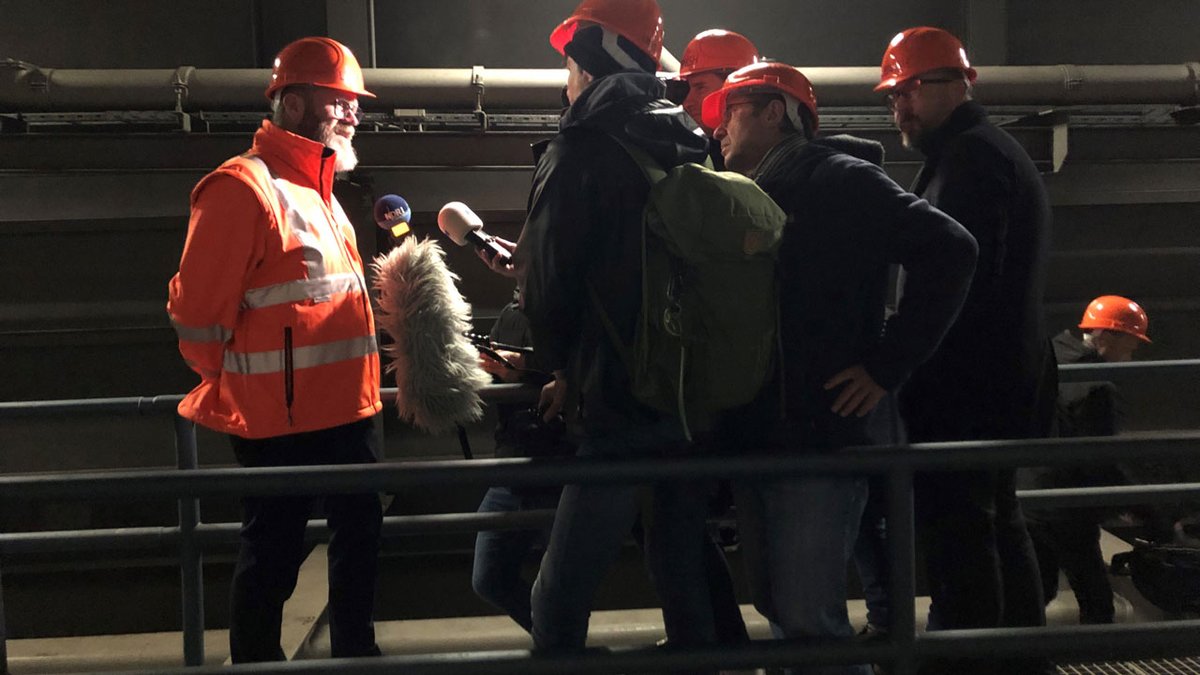 lbv_sh's tweet photo. Holtenauer Hochbrücken: Besichtigung der Brückenschäden

Die Schäden nach der Krankollision werden derzeit weiter mit Hochdruck vom LBV.SH-Brückenteam sowie einem externen Prüfingenieursbüro untersucht.

Aktuelle Infos unter: https://t.co/Wjg0Eixjrr

#lbvsh #holtenauerhochbrücke https://t.co/3XTyxH3R9K