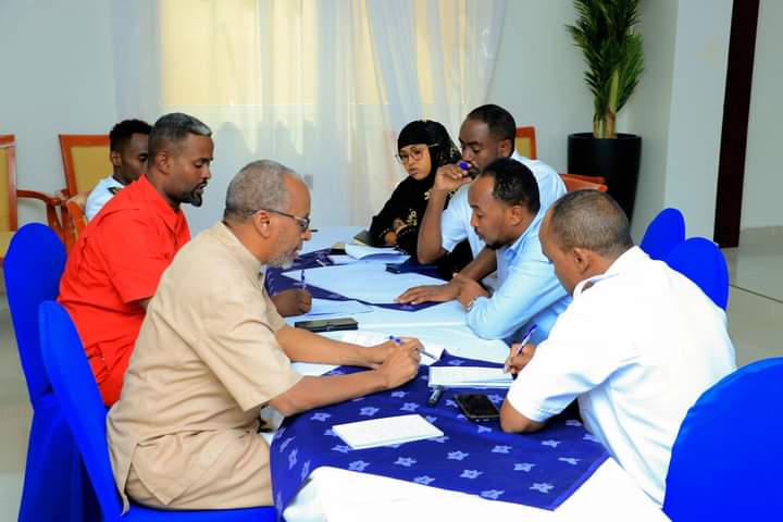 SLNDGGC's tweet photo. Guddoomiyaha Komishanka Maamul-Wanaaga JSL . Mudane Liibaan Ismaaciil Cabdilaahi ayaa soo xidhay tobabar ay soo agaasintay Hay’adda EUCAP oo ku saabsanaa Maaraynta Aqoonta (“knowledge management “). https://t.co/ZLFOfNMi1X