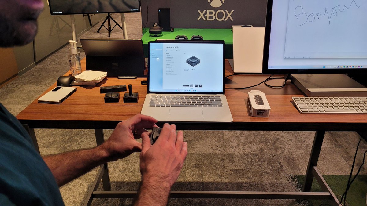 Mercredi dernier, <a href="/EcranPar/">SharedScreen.ca / Video Games Explained</a> a été invité à une soirée dans les locaux de Microsoft à Montréal, Canada. 

Ce fut l'occasion de réseauter, découvrir les nouveaux accessoires et matériel de <a href="/Microsoft/">Microsoft</a> et visiter leurs splendides bureaux. Merci à <a href="/XboxCanada/">Xbox Canada</a> pour l'invitation.