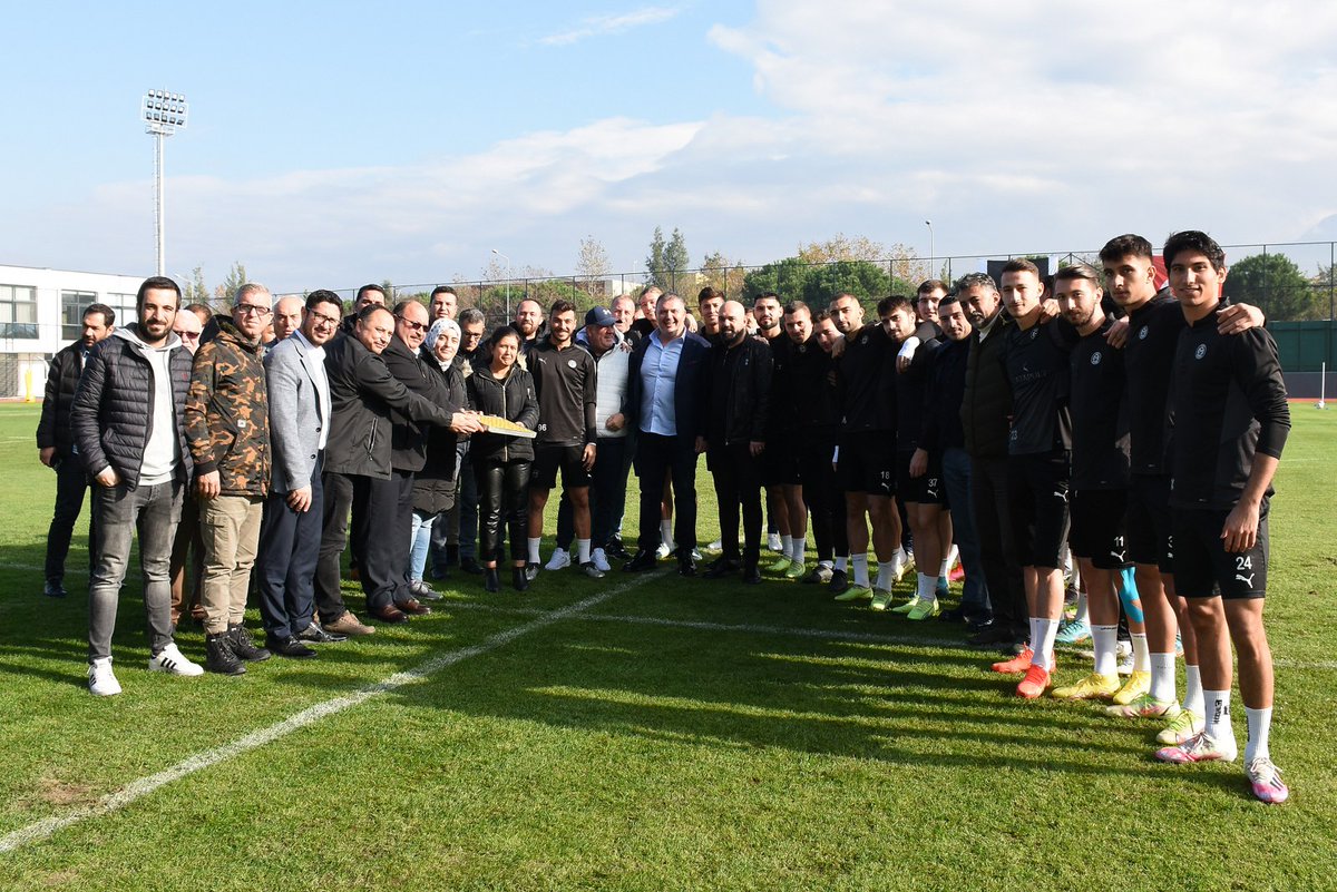 ManisaFK's tweet photo. Manisa’da faaliyet gösteren amatör futbol kulüpler, Kulübümüzün hafta içerisinde düzenlediği futbol topu desteği nedeniyle Başkanımız Mevlüt Aktan’a teşekkür ziyareti gerçekleştirdi.

Detaylar 👉 https://t.co/XxoVm9KBt3 https://t.co/r9Feba9b3s