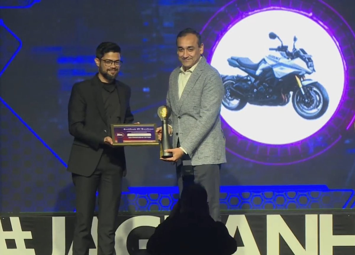 suzuki2wheelers's tweet photo. Yet another award in Suzuki Katana's bag! #SuzukiKatana has been awarded as the 2022 Premium Bike Of The Year by @jagranhitech Awards 2022 Mr. Devashish Handa (EVP-Sales, Marketing & After Sales) received the award on behalf of Suzuki
#FeelTheEdge #SuzukiIndia #SuzukiMotorcycle https://t.co/nf3HkPvxGU