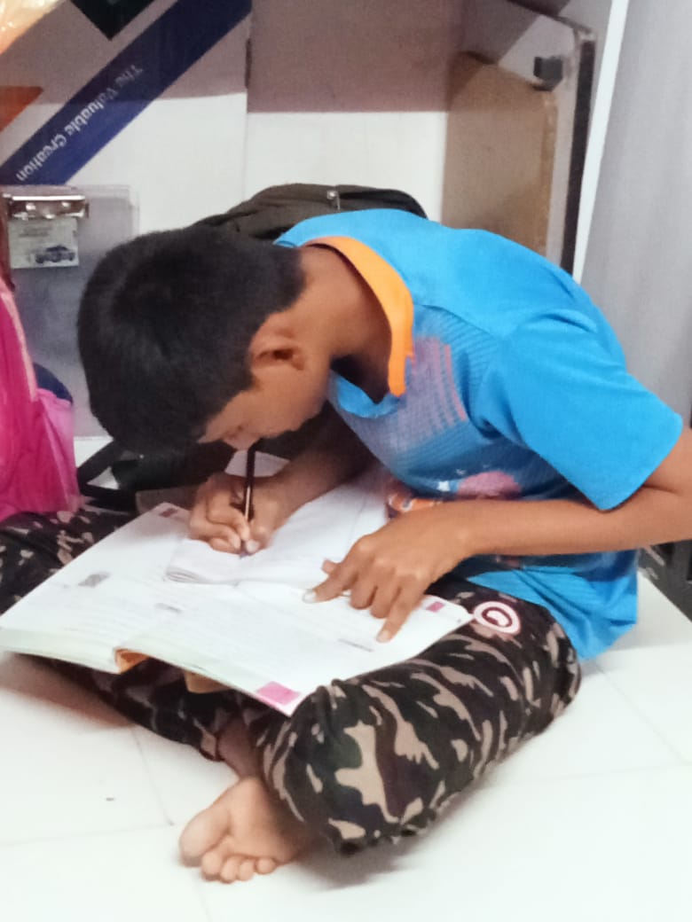 AnilReja's tweet photo. Late Smt Ram Pyari Reja Devi Educational Trust Evening session carried out at trust
#Thodi #Hanshi ,#Thoda #Khushi
#yeh #Asmaan 🙏🙏😘😘 https://t.co/q4MZKiGGM6