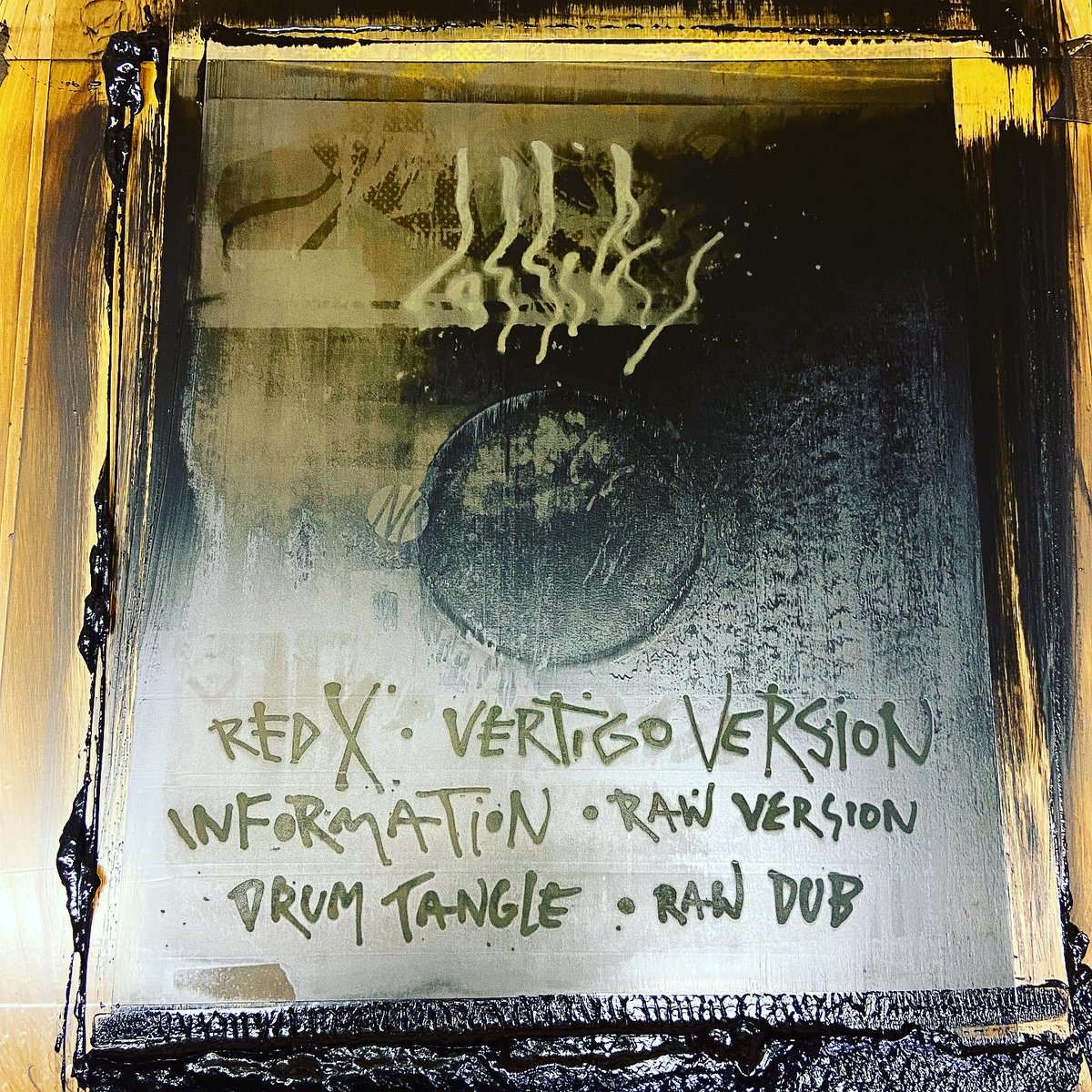 my new record 
'Red X / Information / Drum Tangle Versions'

12" + DL is now available via RWDFWD and via bandcamp, and copies are going out to record shops right now too - feel free to ask at your local spot

Hope u enjoy the music / thanx 4 the support!

ossia.bandcamp.com