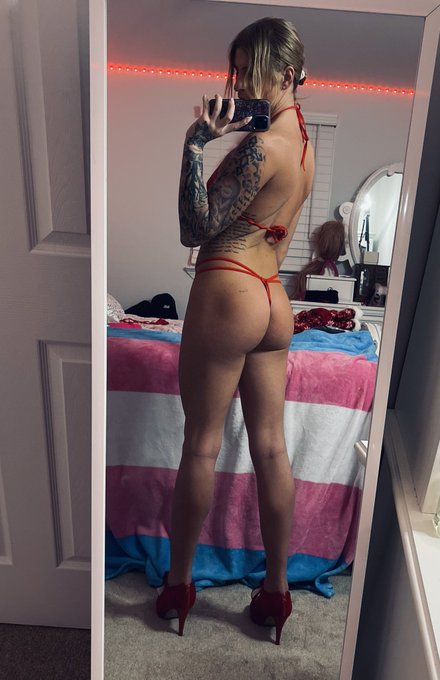 Happy Friday from my ass to you. 💕 https://t.co/F8hPjKkilp