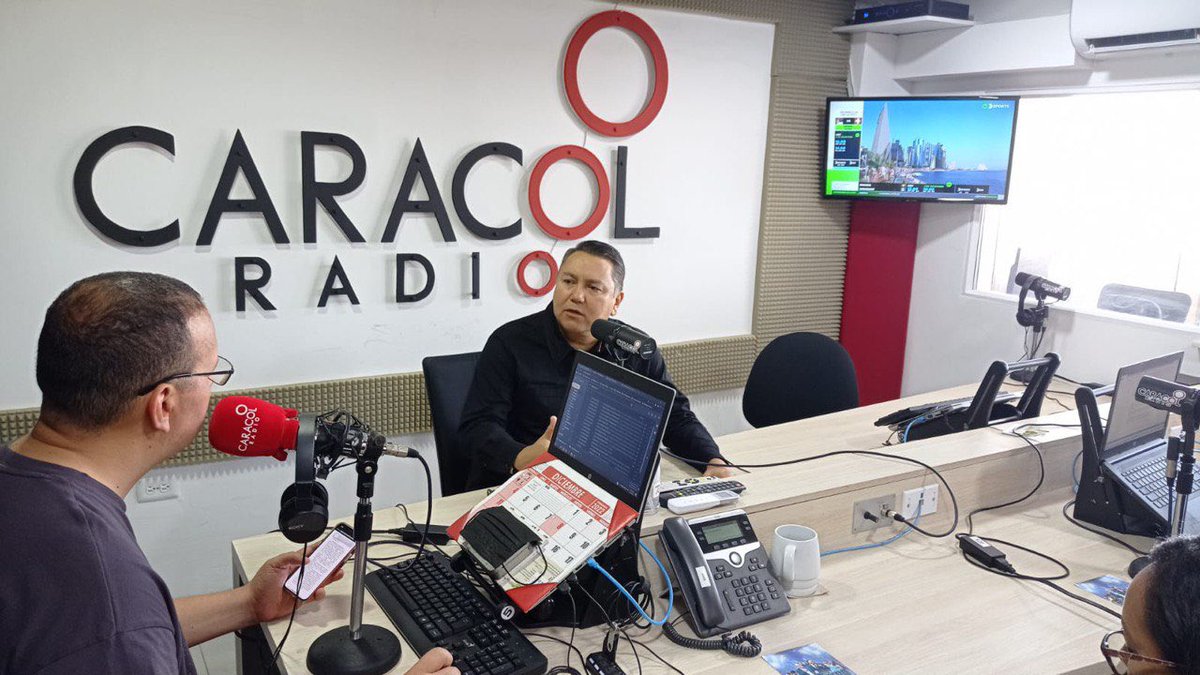 JAVIERBERTUCCI's tweet photo. Ya estoy en la bella ciudad de Cartagena para participar en el “Encuentro por la Paz y la Esperanza de Cartagena”, una iniciativa de la @AlcaldiaCTG Y @secinteriorctg a quienes agradezco la invitación.

En estos momentos me entrevista el periodista @ErixMontoya en @Caracol1170AM. https://t.co/pcsxoYwjz1