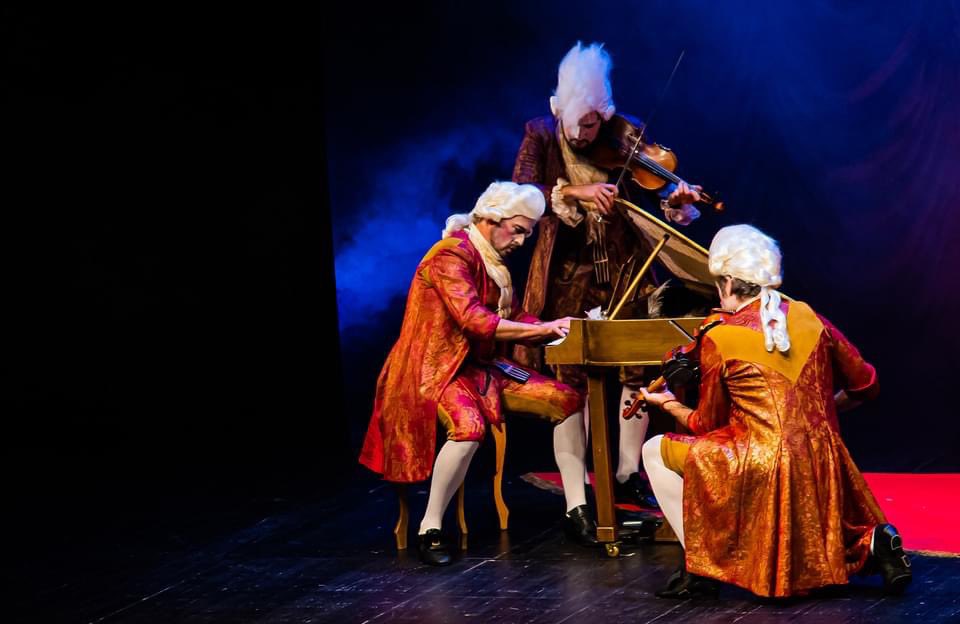 🎻¡#Maestrissimo, un espectáculo que deleitará a los espectadores con una cuidadísima estética y unos divertidísimo personajes llega a #elespinar!
Este sábado 3️⃣, repasa con nosotros los momentos cumbre de la música clásica‼️🤩 
entradaselespinar.es