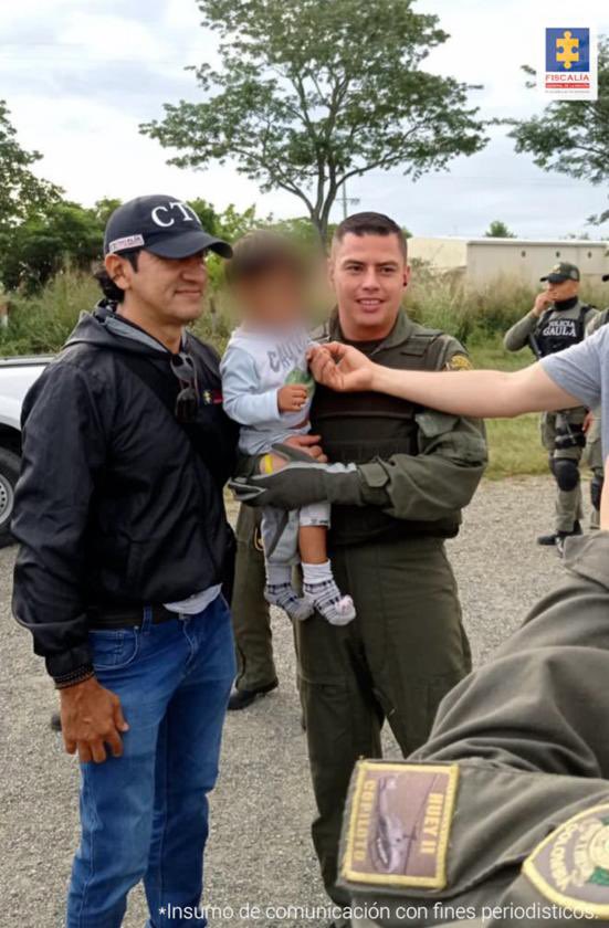 FiscaliaCol's tweet photo. En una operación conjunta entre CTI de #Fiscalía, Gaula de @PoliciaColombia y @COL_EJERCITO se logró la ubicación y rescate del menor de 18 meses que había sido secuestrado el 29 de noviembre. Era custodiado por 3 personas en la vereda Los Laureles del municipio de Pelaya #Cesar. https://t.co/0nx37Cms29