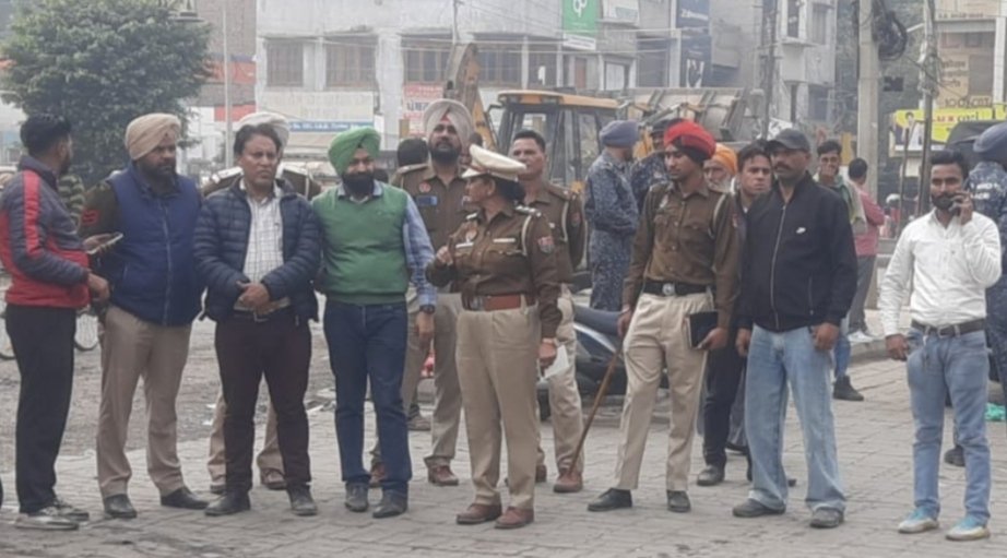 mcasrofficial's tweet photo. Street market ready in front of Suraj Chanda PVR, municipal corporation and police got the street vendors shifted.
#MCasr
#streetmarket
#pvramritsar https://t.co/K5MwrX5okY