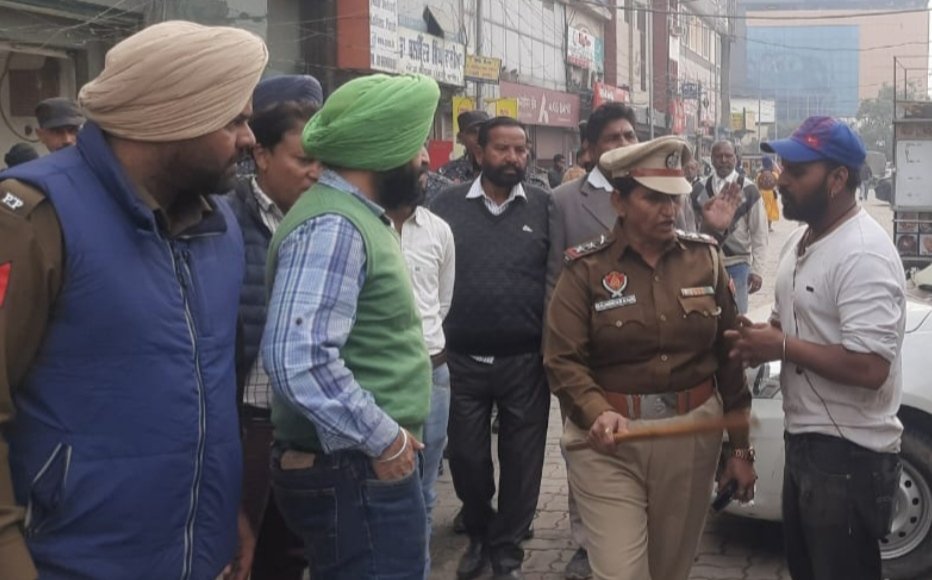 mcasrofficial's tweet photo. Street market ready in front of Suraj Chanda PVR, municipal corporation and police got the street vendors shifted.
#MCasr
#streetmarket
#pvramritsar https://t.co/K5MwrX5okY