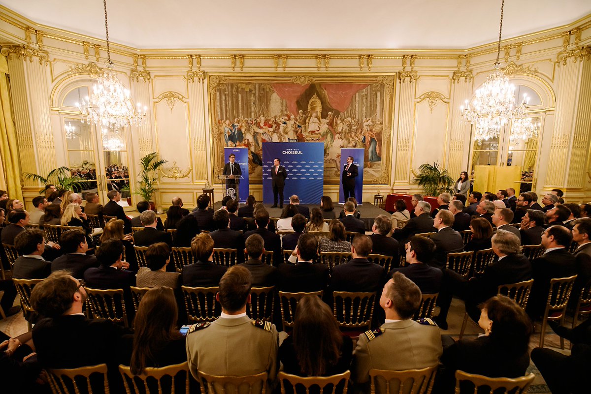 NicolasDufourcq's tweet photo. Très honoré d’avoir reçu ce Grand Prix @InstChoiseul de la souveraineté.

C’est une récompense collective, pour l’ensemble du travail des équipes de @Bpifrance en faveur de la réindustrialisation et sur tous les autres fronts 💪 https://t.co/7SwW3OwxUk