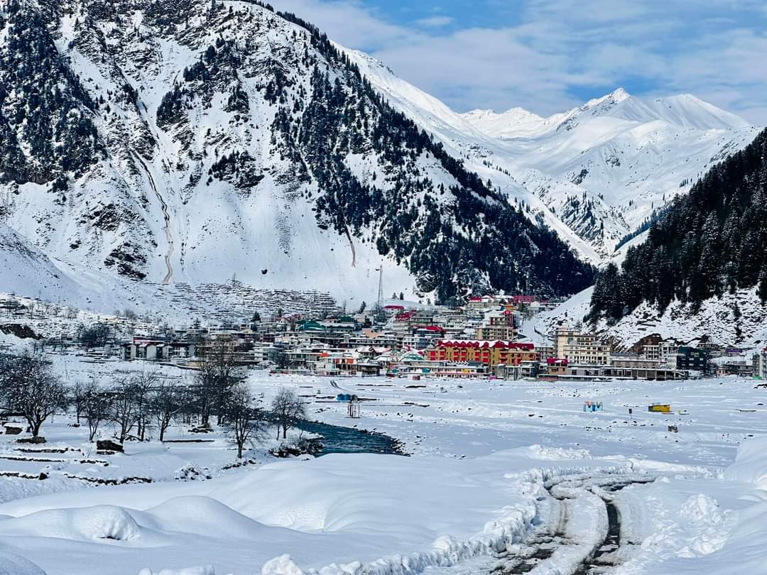 SwiftExpedition's tweet photo. Amazing snowy vibes from Kaghan valley, Naran, which was closed for tourism till may 2023, is completely covered with a white sheet of snow &amp; offers breathtaking views to the snow lovers.

#winter #winterwonderland #snow #nature #Pakistan #love #Lahore #karachi #islamabad https://t.co/y2ycG2xi4j