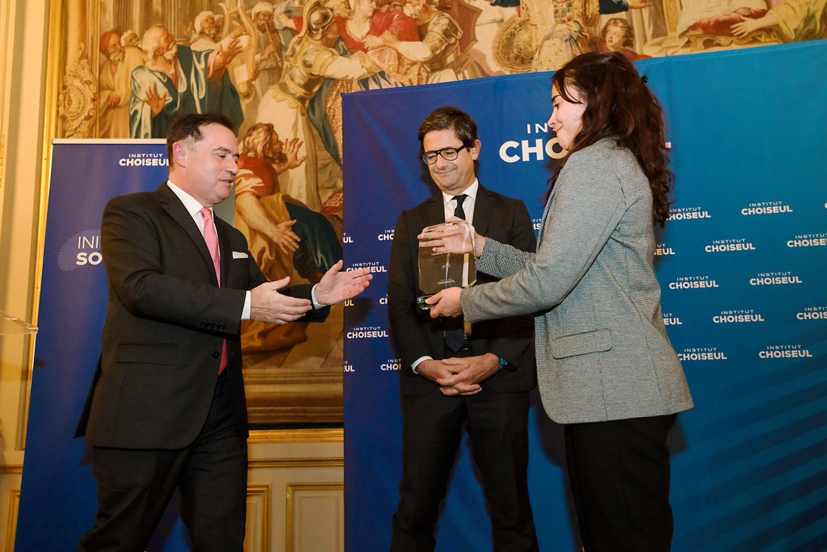NicolasDufourcq's tweet photo. Très honoré d’avoir reçu ce Grand Prix @InstChoiseul de la souveraineté.

C’est une récompense collective, pour l’ensemble du travail des équipes de @Bpifrance en faveur de la réindustrialisation et sur tous les autres fronts 💪 https://t.co/7SwW3OwxUk