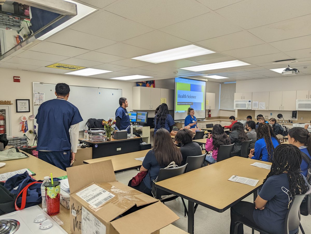 SGHS_Titans's tweet photo. Health science students sharing their experiences with 8th graders at O'Banion @sgechs @OBanion_Bisons https://t.co/8t1dVYAwcF