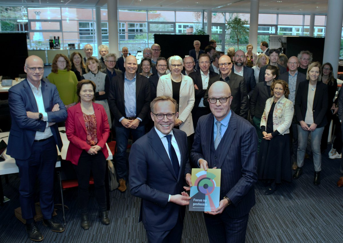 Onder leiding van onze bestuursvoorzitter <a href="/ronbormans1/">Ron Bormans</a> heeft de Commissie Positionering Hoger Onderwijs het rapport ‘Focus op professie’ uitgebracht. Hier lees je er alles over:  hogeschoolrotterdam.nl/newsitem/hoges…