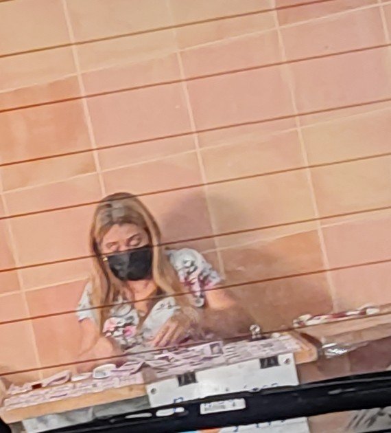 - joven!, Compre, hoy juega el gordito
- cuánto?
- $1,25 y $2 el billete
- no era $1?
- no!
- deme éste chance!
- ese está a $1,75 xq es impar!
- que?!, y este?
- ese está a $1,50, porque es alto
- deme ese billete 
- ese está a $2,50 xq es bajito!
<a href="/lnbpma/">Lotería Nacional Pmá</a> riba smith bella vista