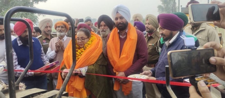 mcasrofficial's tweet photo. Worthy Mayor Sahib &amp; Respected MLA Mam inaugurated the road construction in Ward no 21 in Verka of East Constituency.
#MCasr
#roadconstruction
#ward21verka
#eastconstituency https://t.co/Dv3vsJvG6v