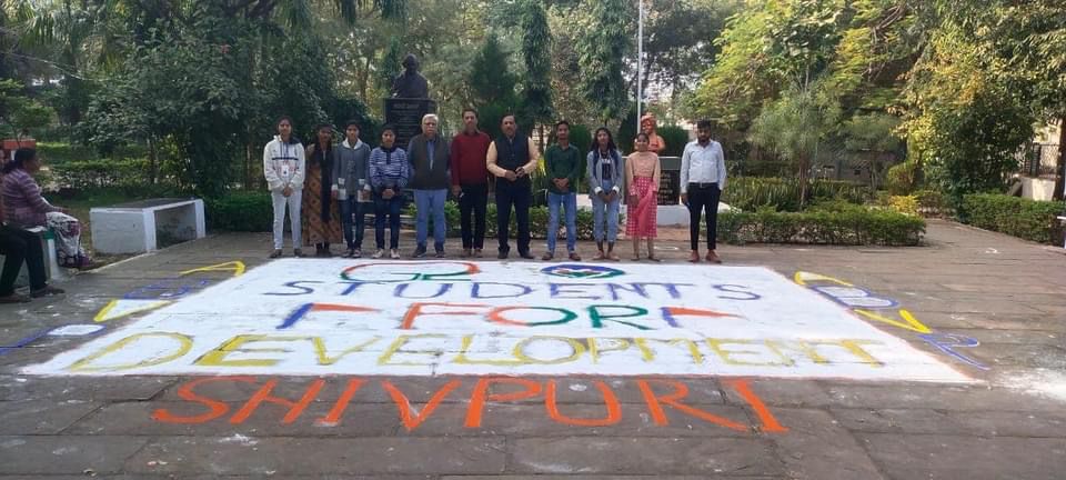 SFDIndiaOrg's tweet photo. विकासार्थ विद्यार्थी, मध्यभारत शिवपुरी G–20 देशों की अध्यक्षता भारत को मिलने के उपलक्ष्य में अभाविप इकाई शिवपुरी द्वारा पीजी महाविद्यालय परिसर में रंगोली बनाई गई एवम् विद्यार्थियों को इस विषय में जानकारी भी उपलब्ध कराई।
#SFDVoice #SFDMadhyabharat #G20Bharat #G20India https://t.co/TKBPWZXhor