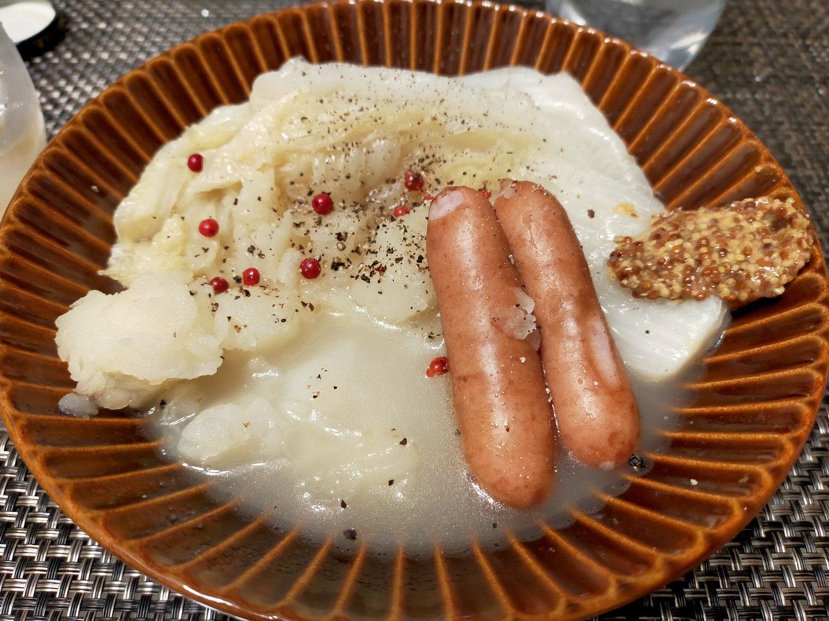 今日の晩酌 白菜とウィンナーの昆布バターポトフ 長谷川あかりさんのレシピ 味付けは昆布とバター、塩。 （あれ、今日おうちごはん休みだったのでは?😂）