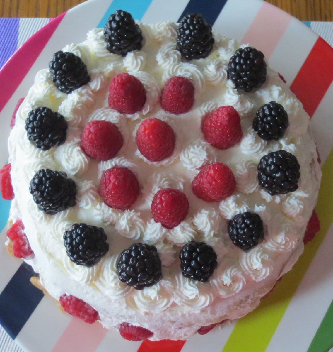 ruben_corella's tweet photo. #fruitlover #pastel #pasteleria #reposteria #lifestyle #sweetday #sweetlife #moras #bestthings #tarta #postres #cakebreak #feliztarde #BuenasTardes #glory https://t.co/c6A68z58Zx
