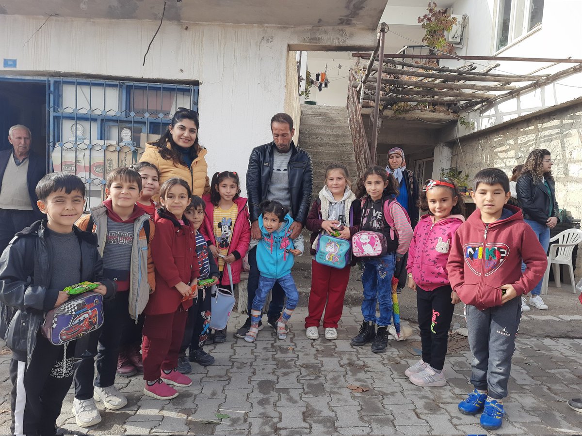 MutAlacam's tweet photo. Okul olarak öğrencimiz İkra'yı ziyaret ettik. Bizler çok heyecanlandık. Misafirperverlikleri için ailesine teşekkür ederiz.

@MersinMEM @AdemKoca46 @mut_mem @harungergin @Omer_okur33 @ibrahim_oguz @Abdullah_Bayt79 @ErdovanMehmet @Zelihasahin2802 @Esmeyenesma @fatma_sedaa https://t.co/cvcK12enJj
